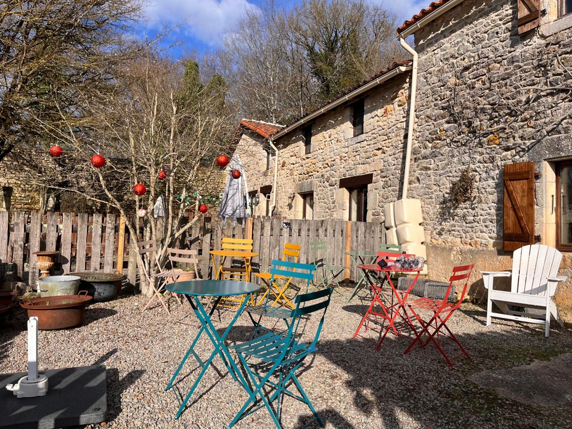 Апартаменти Le Plantier 1 Beaulieu-sur-Sonnette Екстер'єр фото